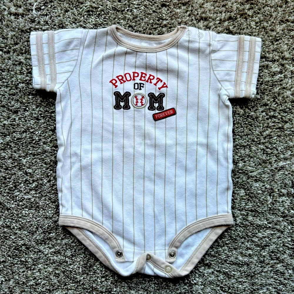 Carters bodysuit Sz 12 months EUC